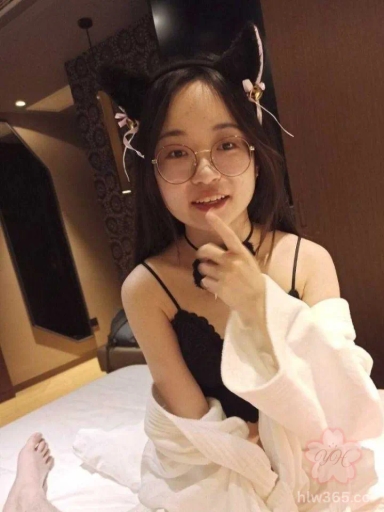 清纯反差眼镜学生私密视图泄密 眼镜也遮不住的清纯气息 床上的反差更是难能可贵 1