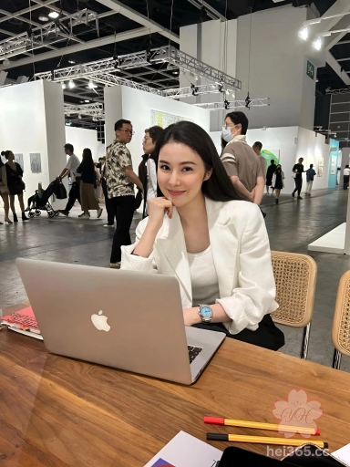 企业气质女神高管 毕业于香港中文大学 早期黄播视频流出 画面狂野大奶撩人引爆网络 1