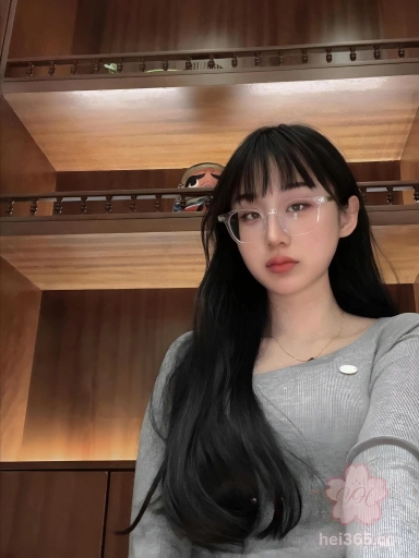 全网首发 还是留学生玩的花 绿帽老公分享自己颜值很高的英国留子眼镜妹范黎多姿势爆操 三洞齐开！ 1