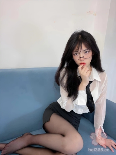 第一视角拍摄办公桌前后入猛操性感大屁股 黑丝翘臀高难度姿势堪称移动飞机杯 后入控必看！ 2