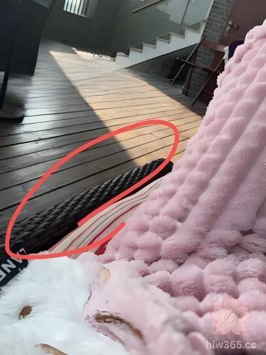 【抖音百万粉网红 你的渡口 新瓜！名媛人设崩塌 被金主爆出不雅视频 纹身指甲衣服实锤】 又翻车一个！？百万粉丝网红 你的渡口 被爆出和金主爸爸的自拍视频，漏点自慰，胸是真的大啊！ 福尔摩斯们可以去抖音上看她最近发的作品，从衣服和美甲基本，再加上手臂的纹身，基本算是实锤了 1