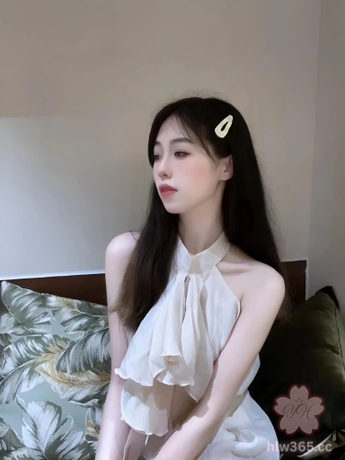 极品颜值的护士妹妹上厕所尿尿被偷拍泄密到网上，颜值和身材确实不赖 3