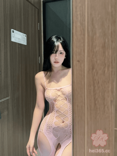 OnlyFans大尺度福利视频泄露成为网络焦点,她以九头身比例和F罩杯巨乳惊艳! 1