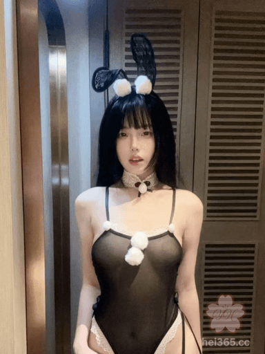 OnlyFans大尺度福利视频泄露成为网络焦点,她以九头身比例和F罩杯巨乳惊艳! 3