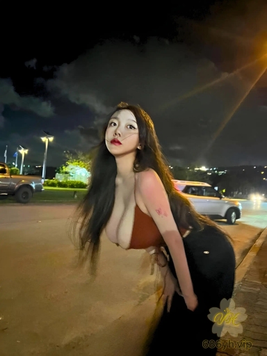 INS115万粉巨乳网红 Sejinming 与金主吃鸡视频流出 巨乳骚穴 被金主按在床上顶嘴自慰！ 2