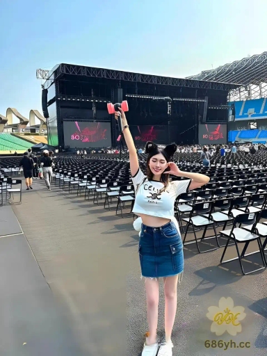台湾高颜值母狗 Vivian 线下伺候金主爸爸 深情口交黑丝开裆裤性爱 最后尿了一床! 3