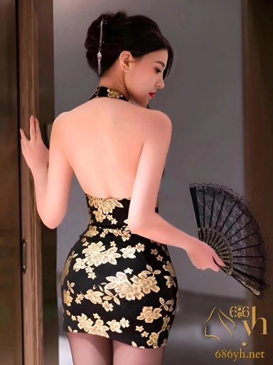 极品长腿女神 猫猫碎冰冰 最新作品 旗袍撕裆露骚穴 水晶假屌玩自慰 嘴穴同插喷淫尿 3