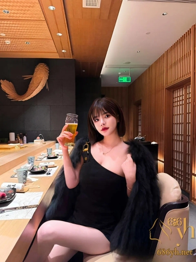 广州万象城LV销售员 林伊莎 私下自慰勾引黑金卡顾客被玩弄成专属母狗 3