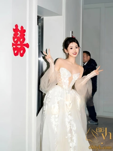 00后的新娘刚结婚就迫不及待的和炮友开放操逼 叫声动听逼还很紧 3