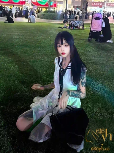 抖音巨骚的大奶萌妹 小YU宝 对镜自拍展示自己傲人的大黑逼 一对抢眼G奶呼之欲出！ 3