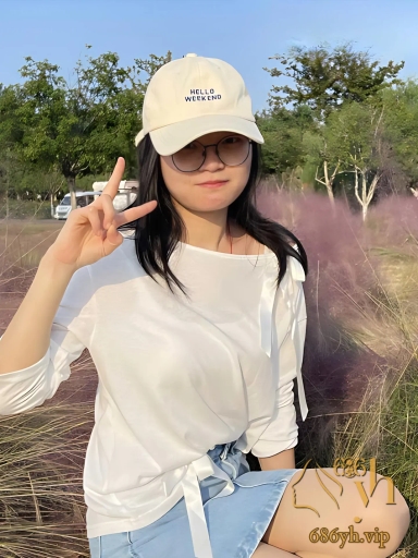 武汉眼镜妹 李恩 被金主圈养爆操 屁股高翘大力直抽 看似清纯实则淫荡母狗 1