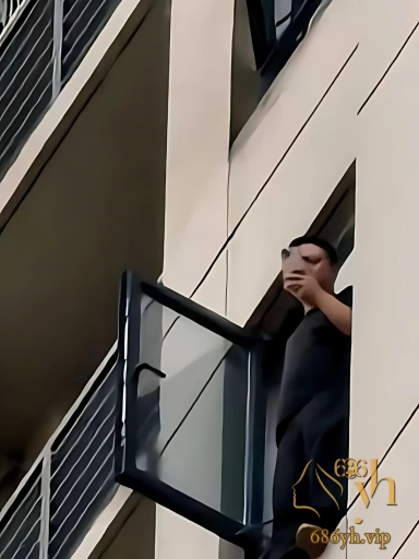 快手主播 猪猪 直播跳楼事件 轻松互动逐渐演化起哄闹剧 高空坠落令人心惊胆战 1