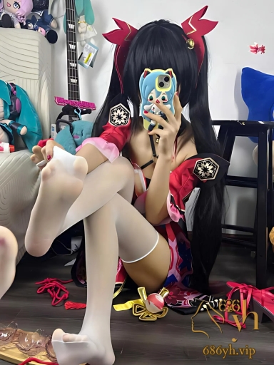 二次元福利姬 琴里gogo梨 cos星穹铁道花火 玉足韵律起伏与琴长 瞬间绞杀足控！ 1