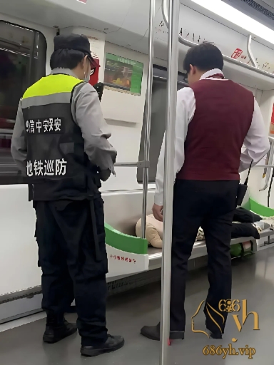 南宁地铁惊现精神小伙当众脱裤手淫 自慰数分钟全车乘客目睹 尺度炸裂！ 3