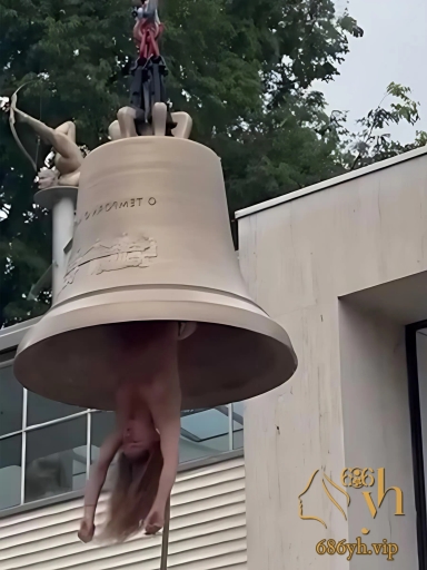 威尼斯双年展 奥地利女艺术家化身裸体人钟 倒立悬挂铜钟内当钟锤 场面十分震撼！ 2