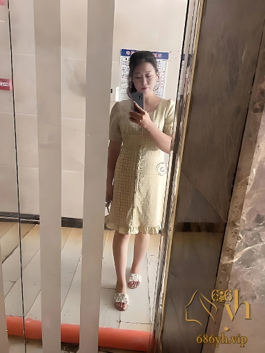 微胖少女酒店性爱自拍 身穿女仆制服自慰蜜穴 跪姿后入包裹感超强 2