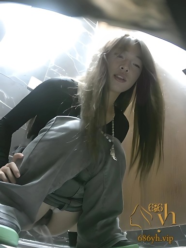 夜总会最新针孔摄像头 偷拍福利 黑丝美女厕所蹲坑没穿内裤后仰差点摔倒 3