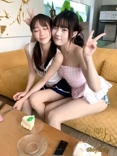 肌肉炮王 Gattouz0 联动萝莉姐妹花Una与Umi 上演激情双飞大战 暴力猛操俩骚货一起高潮！ 1