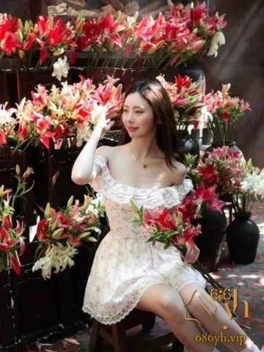 华裔网红 VickyLim 情侣自拍流出 身穿制服任由男友调教蹂躏 无套抽插全程发浪呻吟 2