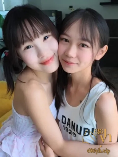 爆火姐妹花 Una Umi 再推双飞神作 18岁萝莉共侍雄壮洋鞭 胴体缠绵迎接精浆颜射！ 1