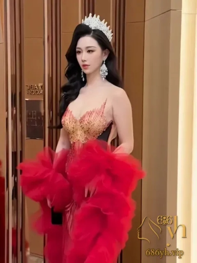 全球中华小姐季军 张晴语 身穿开衩高红裙走秀 转身瞬间走光 真空白虎穴一览无遗！ 1